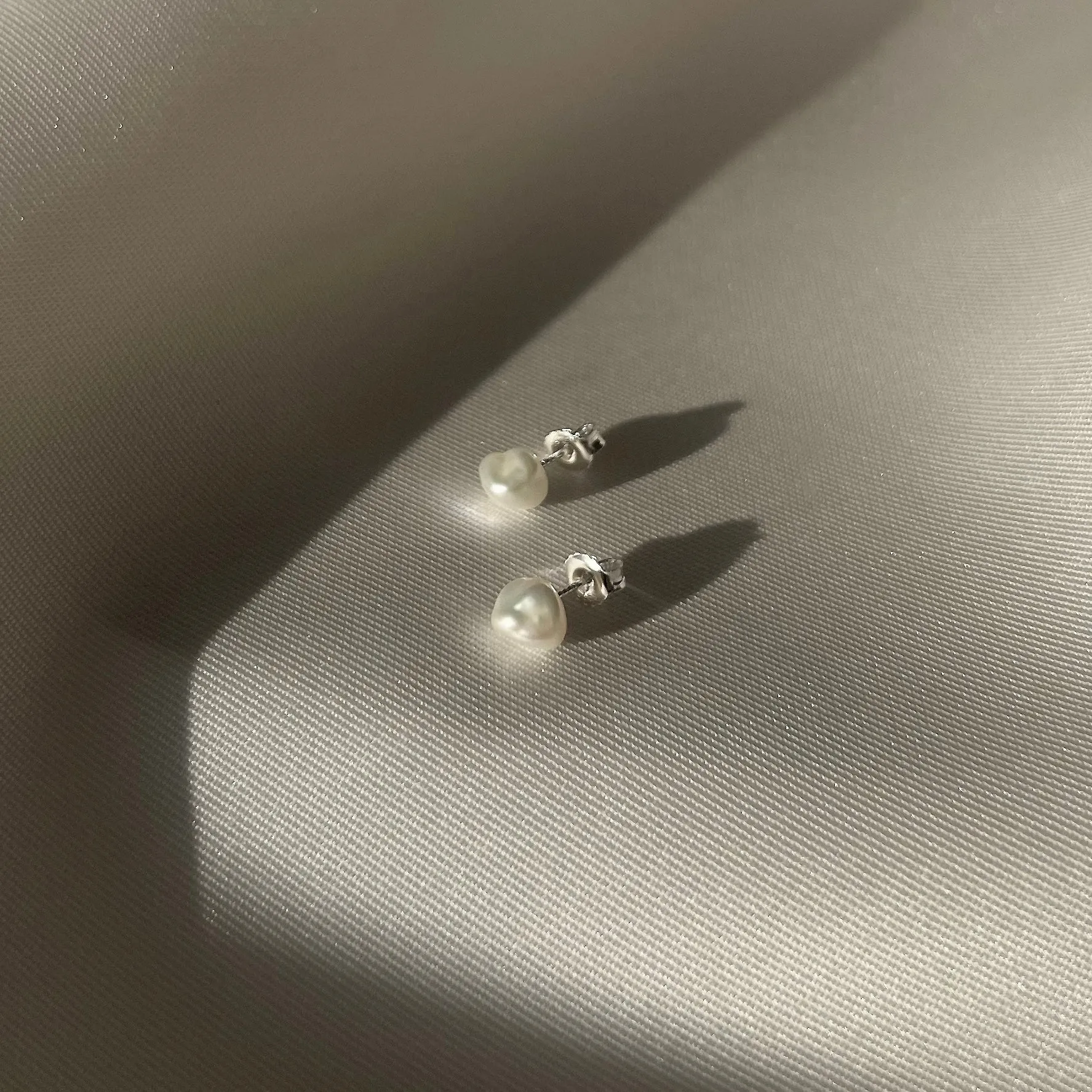 Mara Keshi Pearl Studs - Silver