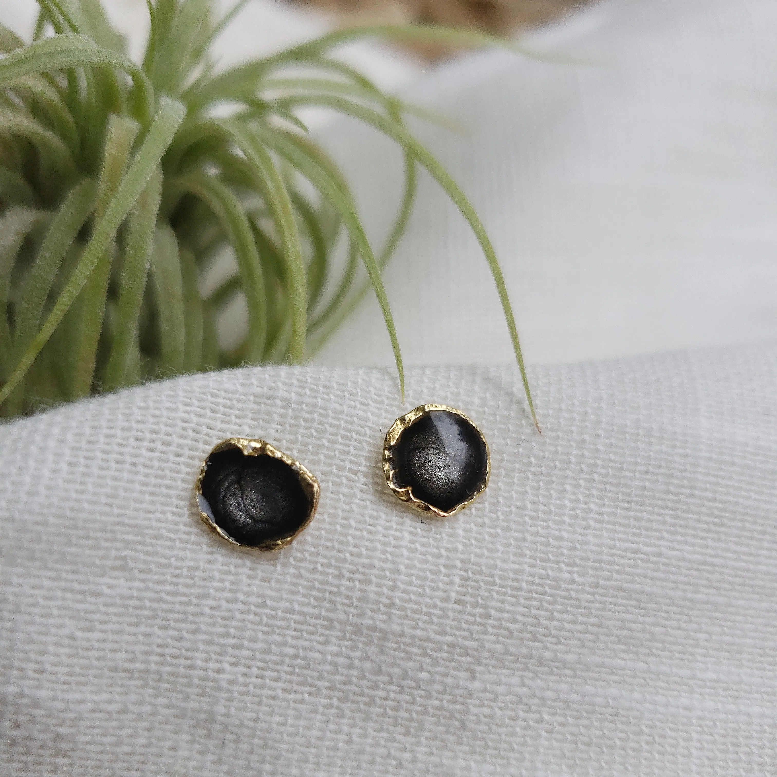 Reticulated Enamel Studs - Onyx